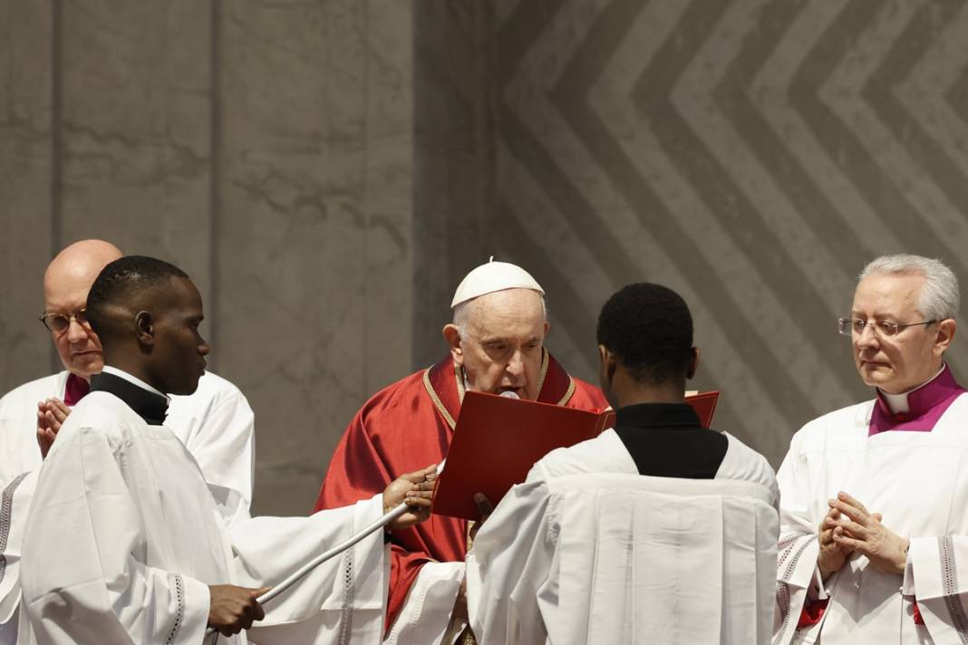 Papa, gençlerin ayaklarını yıkayıp öptü! Bakın neden... 8